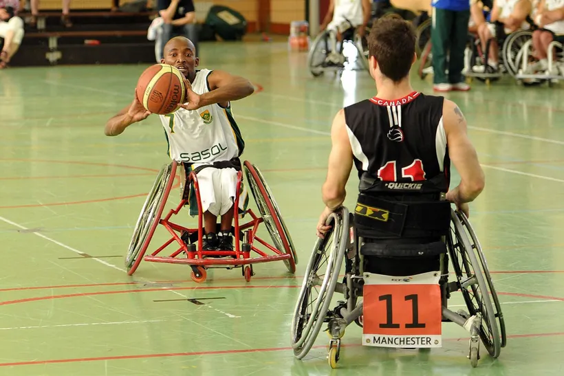 Séance de basket fauteuil en gymnase