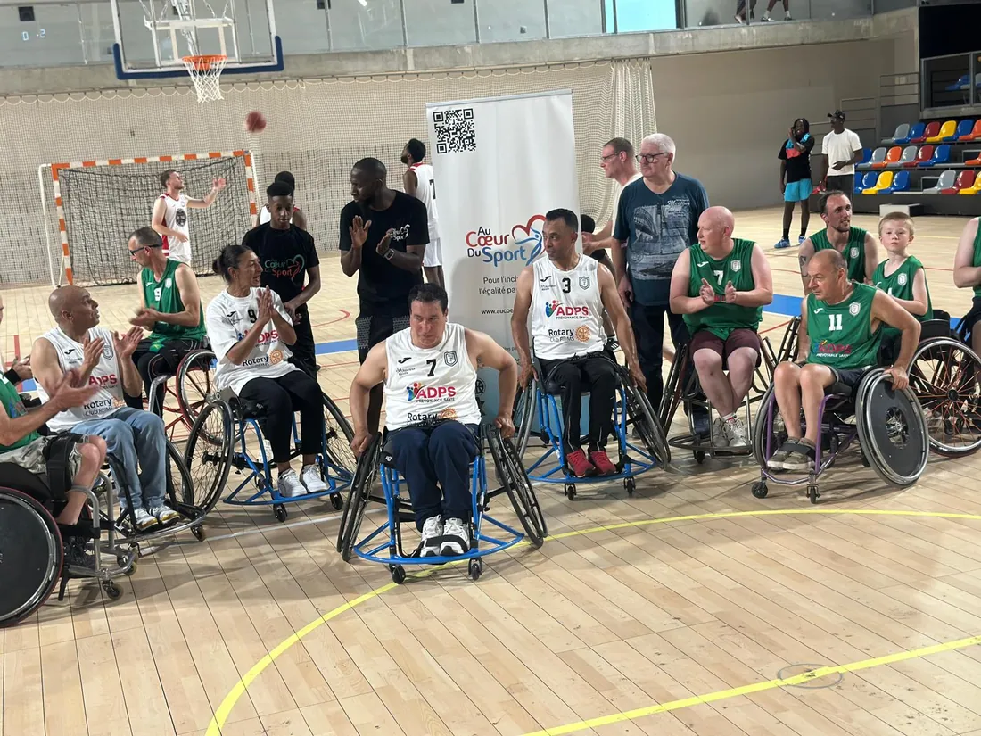 Équipes de handibasket en gymnase